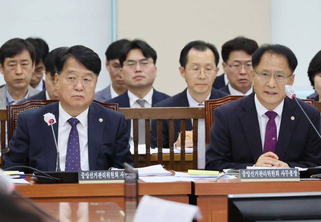 지난 16일 오전 국회에서 열린 행정안전위원회 전체회의에서 박찬진 중앙선거관리위원회 사무총장이 국민의힘 조은희 의원의 질의에 답변하고 있다. 왼쪽은 송봉섭 사무차장. 연합뉴스