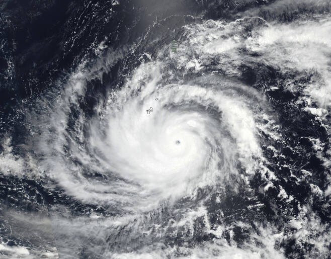 미항공우주국(NASA)이 배포한 태풍 마와르 위성사진. / AP = 연합뉴스