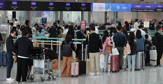 지난 2일 오전 인천국제공항 제1여객터미널 출국장 카운터에 이용객들이 줄을 서 있는 모습. [사진 출처 = 연합뉴스]