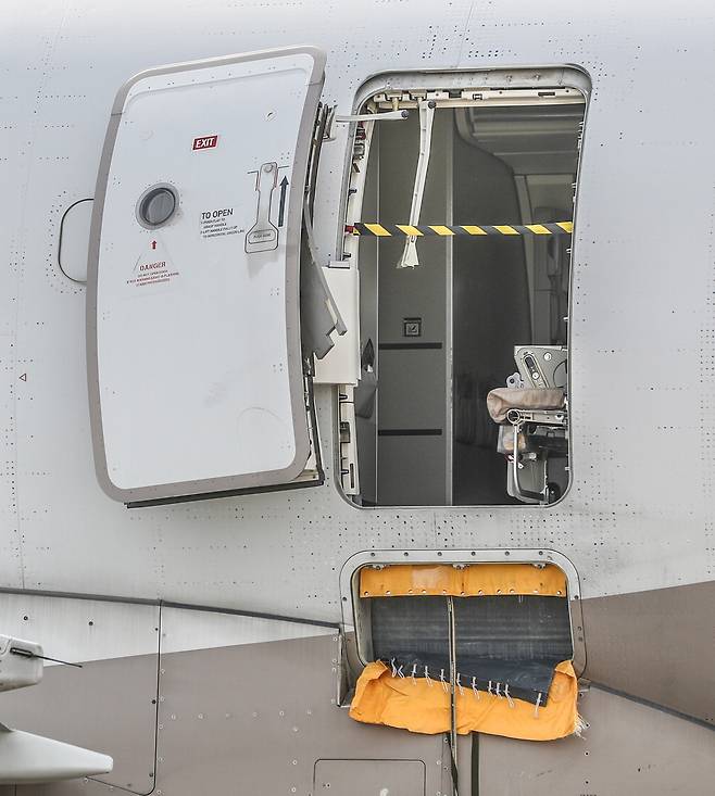 26일 대구국제공항에 비상착륙한 아시아나 비행기의 비상구가 파손된 모습을 보이고 있다. 연합뉴스