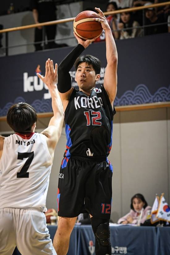 문정현을 향한 대표팀 수장의 눈은 하트로 가득했다. 사진=대학농구연맹 제공