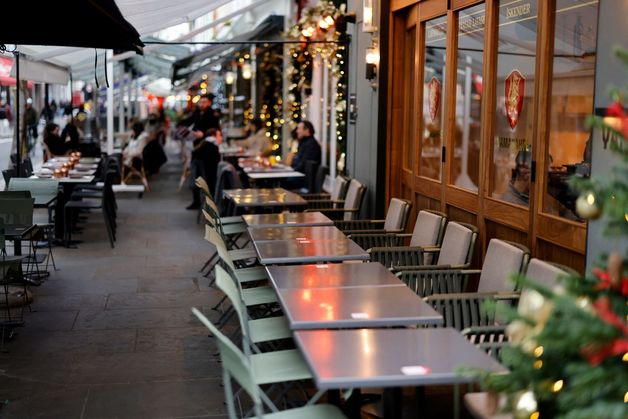 (런던 AFP=뉴스1) 우동명 기자 = 21일(현지 시간) 오미크론 변이의 확산 속 영국 런던의 레스토랑 야외 테이블이 텅 비어 있다.  (C) AFP=뉴스1