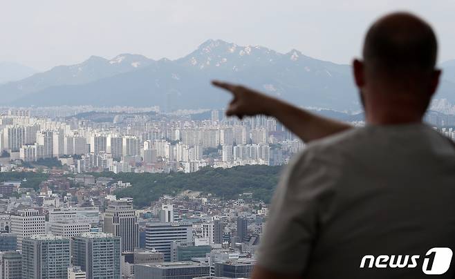 (서울=뉴스1) 김진환 기자 = 지난달 서울 아파트 거래량이 3,000건을 넘어서며 1년 8개월 만에 최고치를 기록하며 거래 시장이 일부 회복세를 보이고 있다.   19일 서울부동산정보광장에 따르면, 이날 기준 지난달 서울의 아파트 거래량은 3,000건을 기록 중이다. 2021년 8월(4,065건) 이후 1년 8개월 만에 가장 많은 수치며, 지난 2월 2457건, 3월 2979건에 이어 상승세로, 세달 연속 2000건을 넘어섰다.   사진은 19일 오후 서울 중구 남산에서 바라본 아파트 단지. 2023.5.19/뉴스1  Copyright (C) 뉴스1. All rights reserved. 무단 전재 및 재배포 금지.