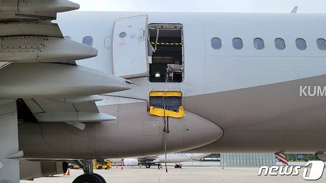 (대구=뉴스1) 공정식 기자 = 제주에서 대구로 오던 아시아나 항공기가 대구공항 상공에서 착륙 전 문이 열려 승객 10명이 호흡곤란 증세를 보이다 이중 6명이 병원으로 이송됐다.  26일 대구시에 따르면 이날 제주발 대구행 아시아나 항공기가 착륙시 문이 열리면서 승객들이 호흡곤란 증세를 보이는 등 아찔한 상황이 연출됐다. 이중 증세가 계속된 6명은 즉각 병원으로 이송, 치료 중이다.  사진은 26일 오후 대구공항에 강제 개방된 채 착륙한 항공기 모습. 2023/5.26/뉴스1  Copyright (C) 뉴스1. All rights reserved. 무단 전재 및 재배포 금지.