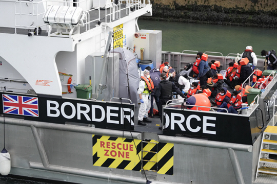 지난 2021년 8월 영불해협을 통해 프랑스에서 영국으로 입국하기 위해 보트로 떠돌던 불법 이주민들을 구조한 영국 출입국 당국의 배가 도버 항구에서 도착해 있다. AP 뉴시스
