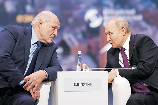푸틴-루카셴코 긴밀한 대화 블라디미르 푸틴(오른쪽) 러시아 대통령과 알렉산드르 루카셴코 벨라루스 대통령이 24일 러시아 모스크바에서 열린 유라시아경제연합(EAEU) 포럼에서 대화를 나누고 있다. 루카셴코 대통령은 25일 푸틴 대통령이 핵무기 이전 배치 법령에 서명했다고 밝혔다.   AP 연합뉴스