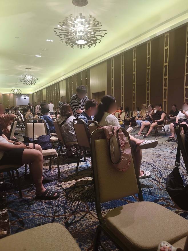 25일 괌의 한 호텔에서 태풍 마와르로 인해 객실로 들어가지 못한 한국인 관광객들이 호텔 연회실에 모여있다. [연합]
