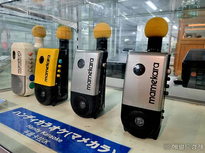 세이코엡손의 휴대용 가라오케 장비. 요즘 흔히 사용하는 ‘블루투스 마이크’의 원조로 볼 수 있다. 김현일 기자