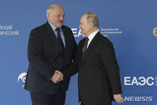 [모스크바=AP/뉴시스] 블라디미르 푸틴(오른쪽) 러시아 대통령이 24일(현지시각) 모스크바에서 열린 유라시아경제연합(EAEU) 포럼 전체회의에 앞서 알렉산드르 루카셴코 벨라루스 대통령과 만나 악수하며 인사하고 있다. 2023.05.26.