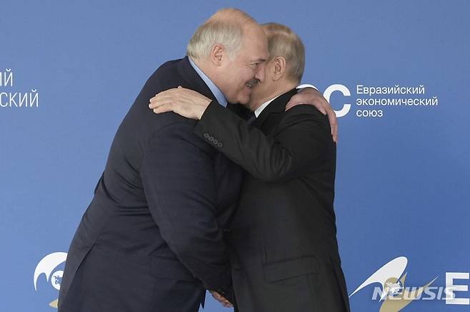 [모스크바=AP/뉴시스] 블라디미르 푸틴(오른쪽) 러시아 대통령이 24일(현지시각) 모스크바에서 열린 유라시아경제연합(EAEU) 포럼 전체회의에 앞서 알렉산드르 루카셴코 벨라루스 대통령과 만나 포옹하며 인사하고 있다. 2023.05.26.