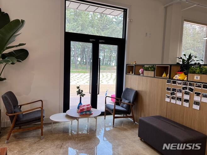 [서울=뉴시스]LG유플러스가 강릉 안목해변 근처에 워케이션 사무실을 마련했다. (사진=심지혜 기자)
