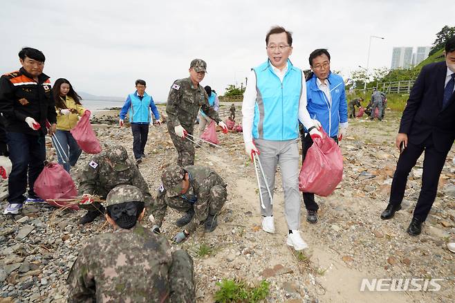 [서울=뉴시스] 조승환 해양수산부 장관이 해양 쓰레기를 수거하는 모습.
