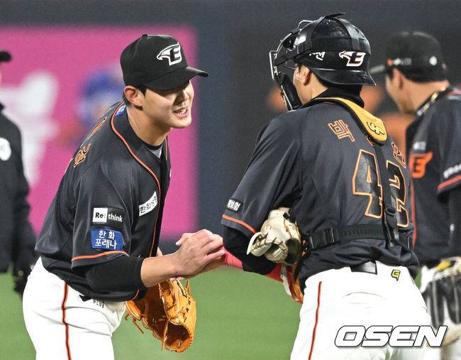[OSEN=이대선 기자] 한화 윤대경과 박상언이 승리의 기쁨을 나누고 있다. 2023.04.15 /sunday@osen.co.kr
