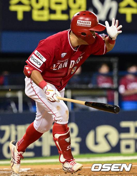 [OSEN=잠실, 김성락 기자] 26일 오후 서울 송파구 잠실야구장에서 2023 신한은행 SOL KBO리그 두산 베어스와 SSG 랜더스의 경기가 열렸다.6회초 1사 만루 SSG 최주환이 역전 2타점 적시타를 날리고 있다. 2023.05.26 /ksl0919@osen.co.kr