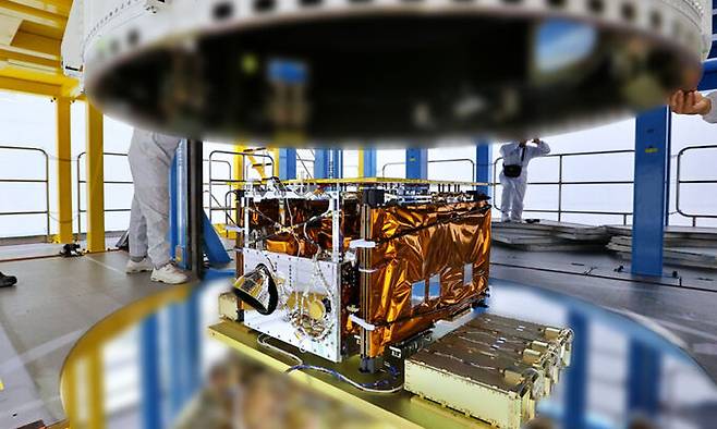 지난 10일 전남 고흥 나로우주센터 위성보관동에서 3차 발사를 앞둔 한국형발사체 '누리호'의 3단에 탑재위성이 장착되고 있다. 한국항공우주연구원 제공