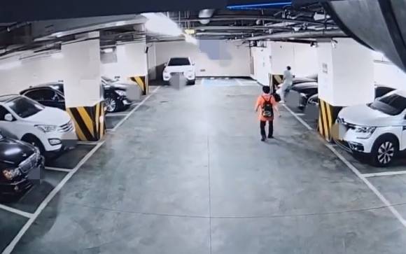 ‘금천구 살인사건’ CCTV - 26일 오전 서울 금천구 시흥동 소재 상가 지하주차장에서 30대 남성 피의자 A씨가 40대 여성을 흉기로 찔러 살인했다. A씨는 이날 오후 경기 파주시에서 검거됐다. (독자제공)2023.5.26 뉴스1