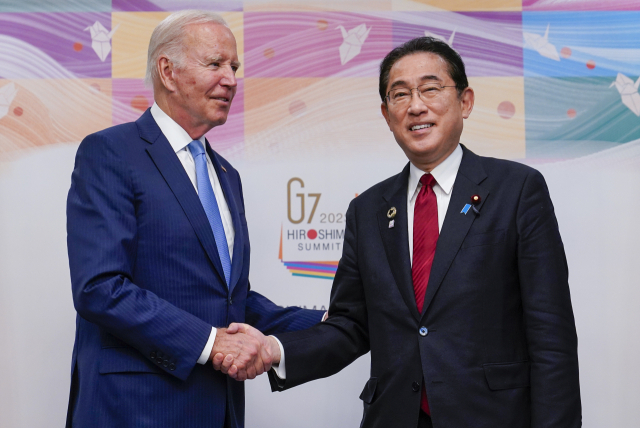 조 바이든(왼쪽) 미국 대통령과 기시다 후미오 일본 총리가 18일 일본 히로시마에서 열린 주요 7개국(G7) 정상회의에 앞서 악수를 나누고 있다. 양국은 첨단 반도체 기술 개발을 위한 새로운 로드맵을 마련하고 있다. AP연합뉴스