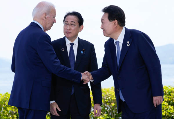 윤석열 대통령이 지난 5월 21일 일본 히로시마에서 열린 주요 7개국(G7) 정상회의를 계기로 열린 한·미·일 정상회담에서 조 바이든 미국 대통령(왼쪽)과 악수하고 있다. 가운데는 기시다 후미오 일본 총리 / AP연합뉴스