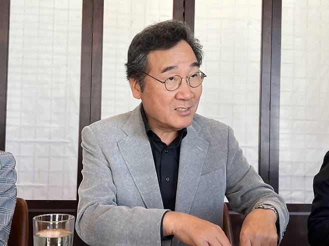 뉴저지에서 한국 기자들을 만난 이낙연 전 총리  (포트리[미 뉴저지주]=연합뉴스) 고일환 특파원