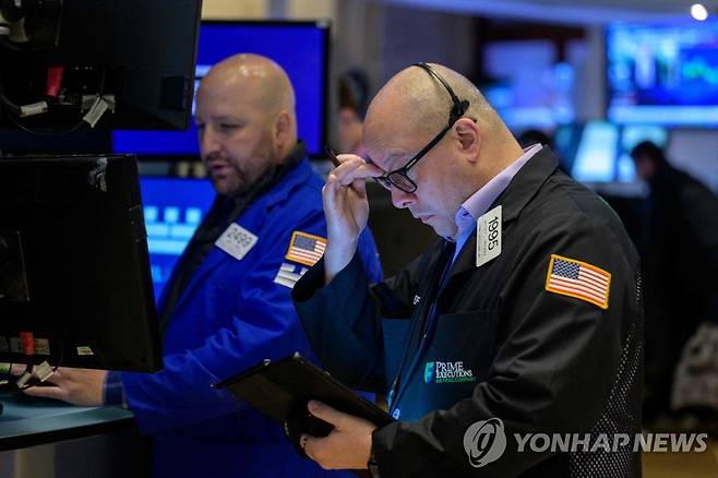 NYSE 입회장에 있는 트레이더들의 모습 [연합뉴스 자료사진]