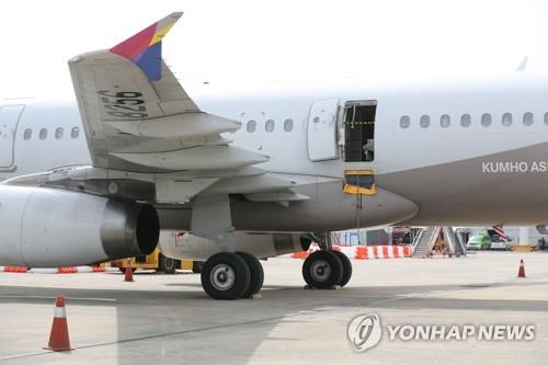 아시아나 비행기 비상개폐 흔적 (대구=연합뉴스) 윤관식 기자 = 26일 오후 대구국제공항에 비상착륙한 아시아나 비행기의 출입구 비상개폐 흔적이 고스란히 남아 있다. 2023.5.26 psik@yna.co.kr