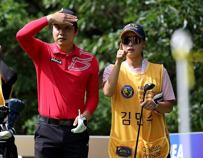 김민수(왼쪽)와 캐디인 아내 류아라 씨 [KPGA 코리안투어 제공. 재판매 및 DB 금지]