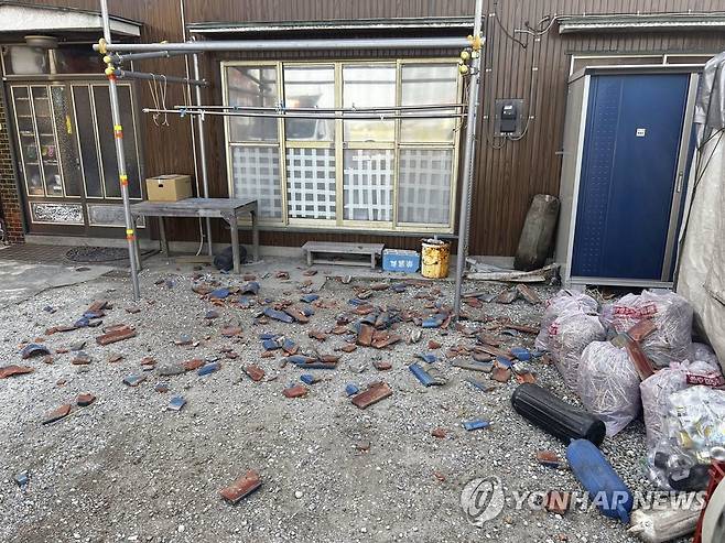 지난 11일 일본 지바현에서 발생한 지진으로 발생한 피해 [교도 연합뉴스 자료사진. 재판매 및 DB 금지]