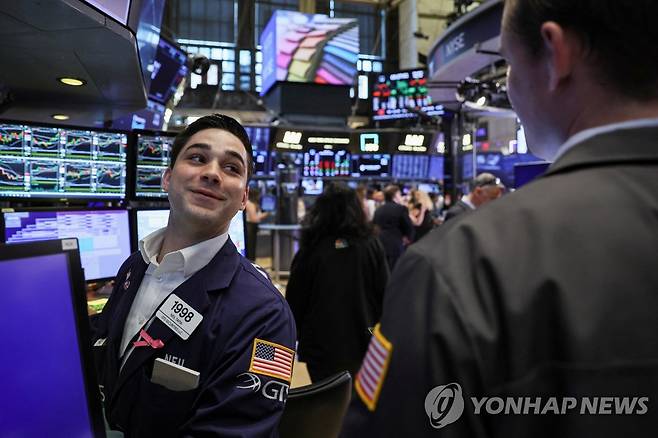 NYSE 입회장에서 일하는 트레이더들의 모습 [연합뉴스 자료사진]