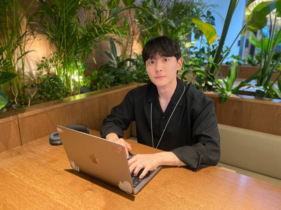 카카오 톡기획 서비스와 공지사항을 담당하고 있는 정창민 매니저. 일할 때 듣는 '노동요'는 ″뉴진스의 하입보이요~″. 지난해 히트곡이지만 ″여름이 다가올 수록 더 듣고 싶어진다″고 했습니다.