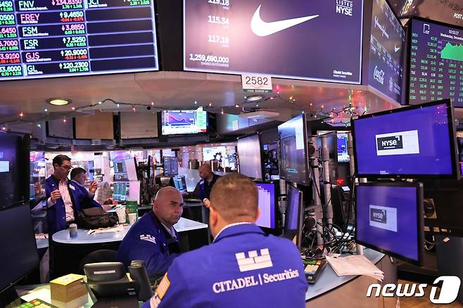21일(현지시간) 미국 뉴욕 증권거래소(NYSE) 트레이딩 룸 풍경. 미 콘퍼런스보드가 시장의 기대를 웃도는 소비자 신뢰지수 보고서를 내 놓으면서 이날 뉴욕 증시는 다우존스30 산업평균지수가 전장보다 526포인트 오르며 이틀 연속 강세로 장을 마감했다. 2022.12.21. ⓒ AFP=뉴스1 ⓒ News1 김성식 기자