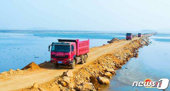 (평양 노동신문=뉴스1) = 북한 노동당 기관지 노동신문은 27일 "간석지 건설을 국가중대사로 틀어쥐고 강력히 추진해야 한다"면서 "석화간석지 1차 물막이 공사와 월도간석지, 홍건도간석지 2단계 2구역 조유지 제방 공사를 힘차게 다그치고 있다"라고 전했다. [국내에서만 사용가능. 재배포 금지. DB 금지. For Use Only in the Republic of Korea. Redistribution Prohibited] rodongphoto@news1.kr