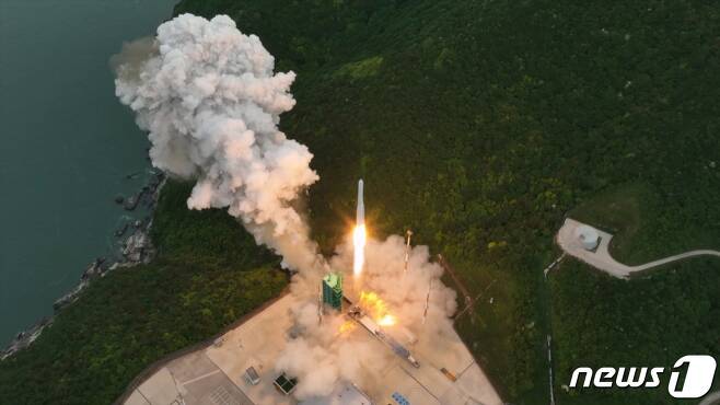 한국형 우주발사체 누리호(KSLV-Ⅱ)가 25일 오후 전남 고흥군 나로우주센터에서 발사되고 있다. 누리호는 2021년 10월21일 1차, 2022년 6월21일 2차 발사가 이뤄졌다. 1, 2차 발사가 성능 검증을 위한 목적이었다면 이번 3차 발사는 처음으로 실용 위성을 우주로 데려가는 실전이다. 이번에 실려 가는 위성은 차세대소형위성 2호(카이스트 인공위성연구소), 도요샛 4기(천문연), LUMIR-T1(루미르), JAC(져스텍), KSAT3U(카이로스페이스) 등 총 8개다. (항공우주연구원 제공) 2023.5.25/뉴스1 ⓒ News1 장수영 기자