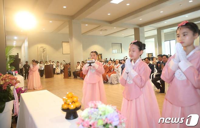 불기 2567년 석가탄신일인 27일 광주시 서구 치평동 무각사에서 봉축법요식이 열린가운데 육법공양이 진행되고 있다. 2023.5.27 /뉴스1 ⓒ News1 김태성 기자