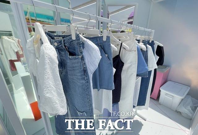 W 프리즘 부스 중 W 라운지에 frrw의 신상품이 전시용으로 진열돼 있다. /이중삼 기자