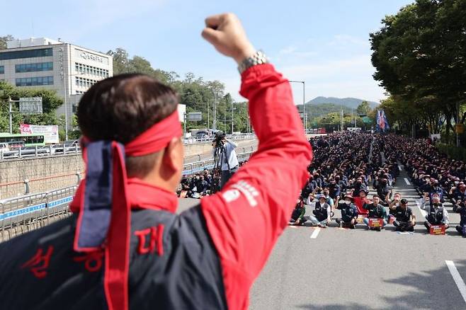 금속노조 현대제철 비정규직 4개 지회(당진·순천·순천단조·울산) 조합원들이 지난해 9월28일 오후 서울 서초구 현대자동차 본사 앞에서 총파업 집회를 열고 불법파견 규탄, 고용보장 등을 촉구하고 있다. [이미지출처=연합뉴스]