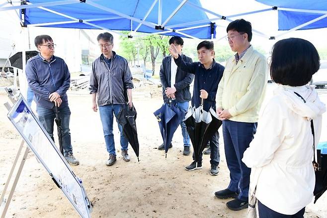 이민근 안산시장이 사고가 발생한 현장을 찾아 사고 경위에 대한 설명을 듣고 있다.ⓒ안산