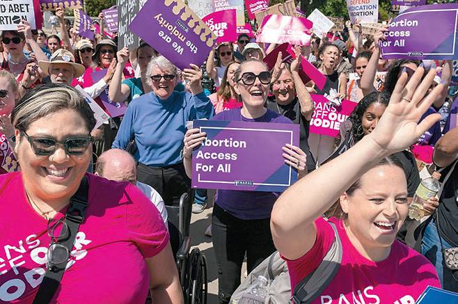지난달 15일(현지 시간) 미국 워싱턴 주 대법원 앞에서 낙태권 지지 단체 ‘가족계획연맹’ 소속 시위자들이 ‘모두를 위한 낙태 접근권’이란 문구가 담긴 푯말을 들고 시위하고 있다. 워싱턴=AP 뉴시스