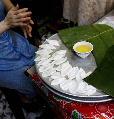 일명 ‘화이트 로즈’로 불리는 바인바오바인박을 만들고 있는 식당 ‘봉홍짱’의 사람들. 박미향 기자