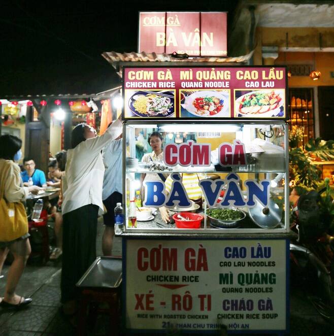 호이안 거리엔 조리대를 간편하게 만들어 베트남 음식을 파는 노점이 많다. 박미향 기자