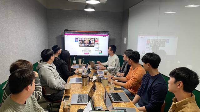 신철헌(오른쪽에서 다섯 번째) 퓨쳐스콜레 대표와 개발팀이 서울 성수동 사무실에서 개발 회의를 하고 있다. 이가흔 인턴기자