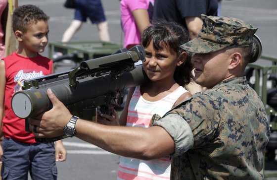 FIM-92 스팅어 미사일 발사기를 들고있는 미국 어린이. EPA 연합뉴스