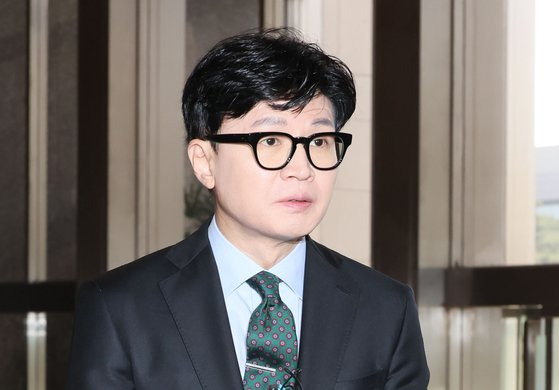 한동훈 법무부 장관이 지난 25일 오전 국회에서 열린 법제사법위원회 전체회의에 출석하며 취재진의 질문에 답하고 있다. 연합뉴스