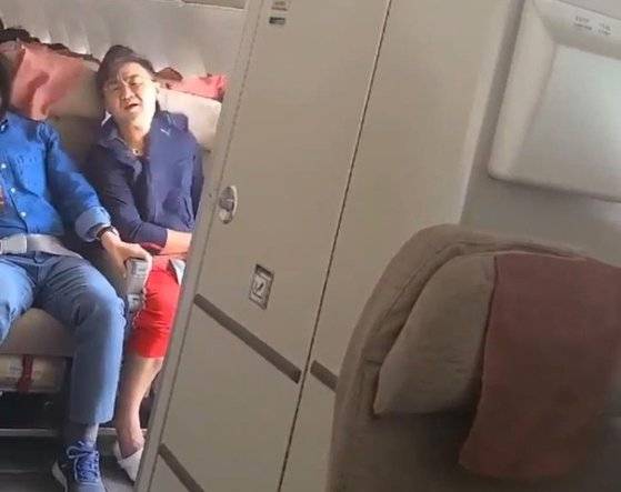 앞 좌석의 좌석 머리 덮개는 움직이지 않고 있다. . 연합뉴스