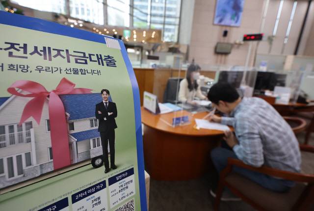 ▲ 시중은행의 전세사기 피해자들에 대한 저금리 대환 대출이 시작된 지난 4월24일 오후 서울 중구 우리은행 본점 영업 창구의 모습.[연합뉴스 자료사진]