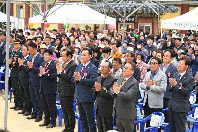 ▲ 오대산 월정사의 불기 2567년 부처님 오신 날 봉축법요식이 27일 오전 월정사 팔각구층석탑 앞 무대에서 퇴우 정념 주지스님과 월정사 스님, 유상범 국회의원, 심재국 평창군수, 심현정 군의장과 군의원, 최종수 도의원, 김충우 경찰서장, 고광록 조계종 제4교구 신도회장, 김부윤 평창군총연합신도회장과 각급 기관 단체장, 불자 등 2000여명이 참석한 가운데 열렸다. 　이날 법요식에서 월정사는 부처님 오신 날 봉축나눔으로 평창장학회 장학기금 3000만원을 심재국 군수에게 기탁하고 인근 군부대와 평창유나이티드FC에 후원금 각 200만원, 지역 학생들에게 장학금을 전달했다.신현태