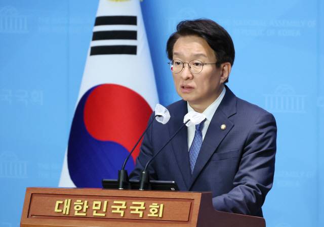 ▲ 브리핑하는 민주당 권칠승 수석대변인.[연합뉴스 자료사진]