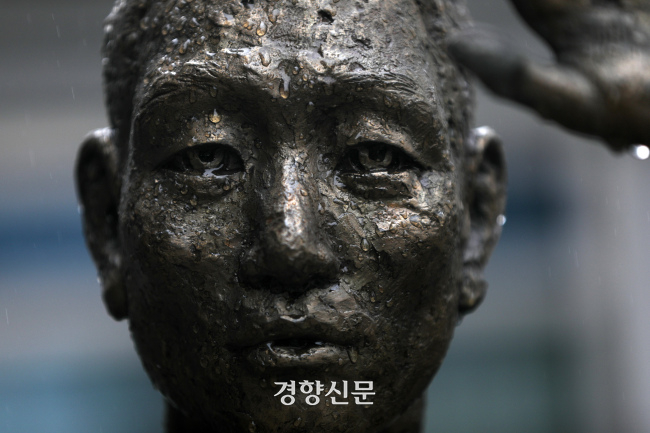 서울 용산역 앞 강제징용노동자상에 빗물이 맺혀있다. 권도현 기자