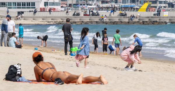지난 1일 해운대구 해운대해수욕장에서 초여름 날씨 속 외국인이 태닝을 즐기고 있다. 국제신문DB