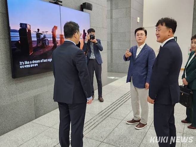 김태흠 지사가 도쿄 한국문화원 로비의 대형 모니터에 대백제전 홍보 영상이 없는 점을 지적하고 있다.