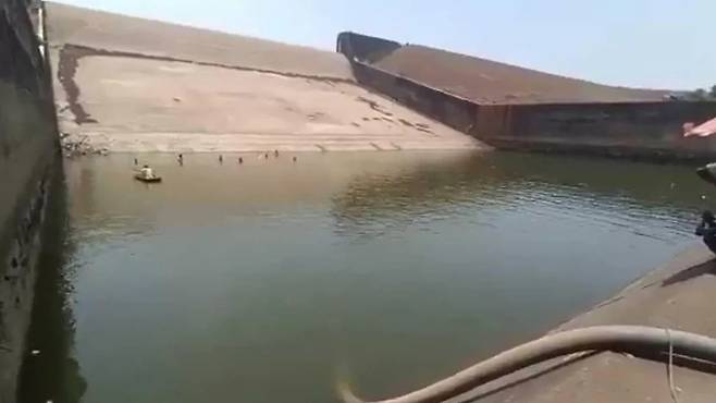 인도의 한 공무원이 물에 빠진 스마트폰을 찾겠다며 저수지의 물을 뺐다가 정직 처분을 받았다고 BBC가 26일(현지시간) 보도했다. 사진은 케르카타 저수지의 모습. [출처 : BBC]